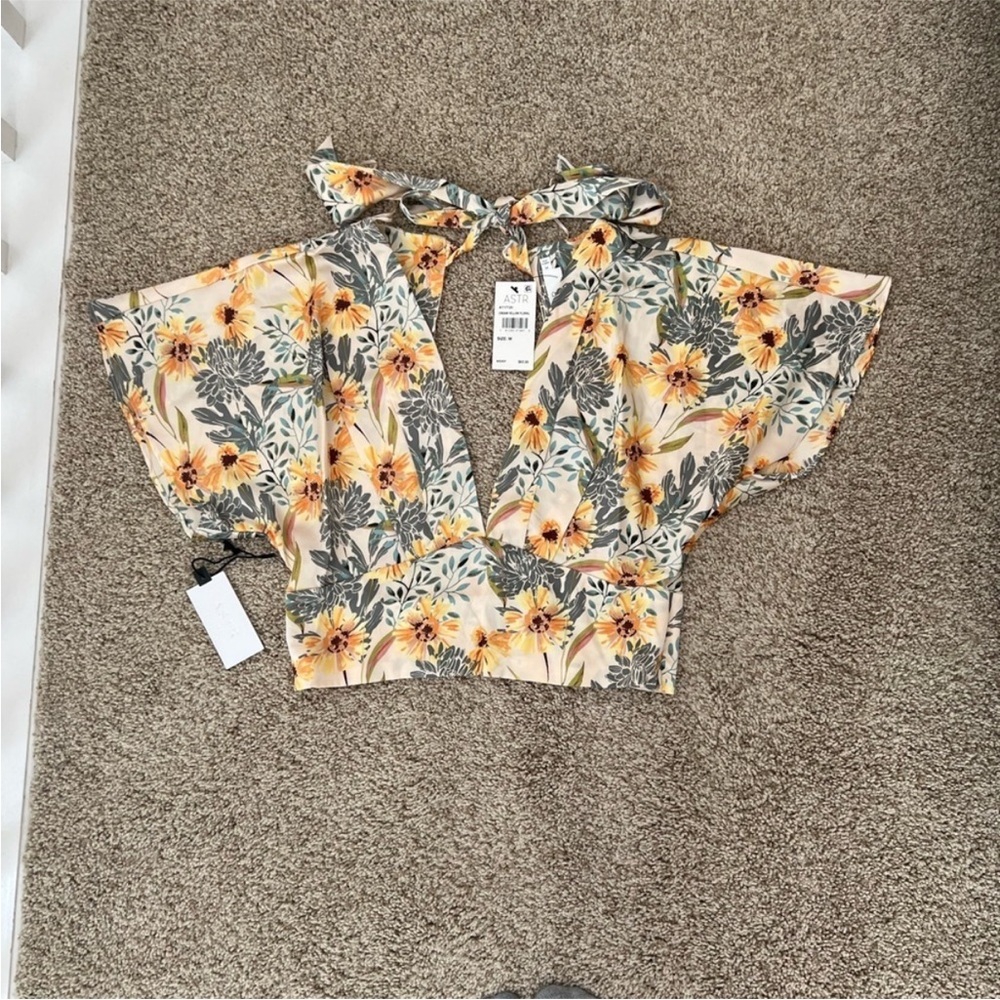 NWT ASTR The Label Tie Back Crop Satin Floral Blouse Size M - Picture 2 of 3